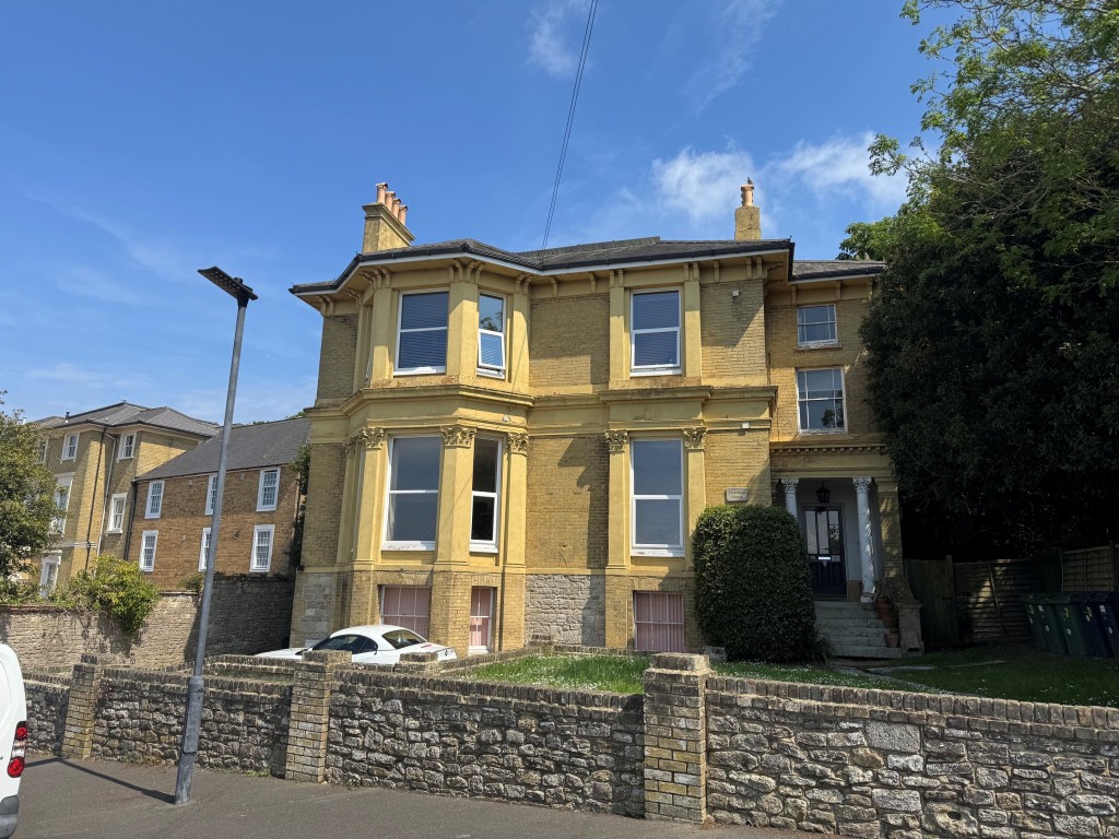 Lot: 11 - ONE-BEDROOM FLAT WITH ATTRACTIVE VIEW FOR INVESTMENT OR OCCUPATION - Alternative View of the front of the Building